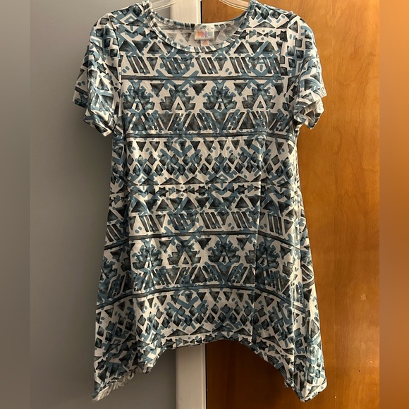 2/$15 bundle- LulaRoe Melissa flowy Top XS Aztec print - Picture 4 of 4